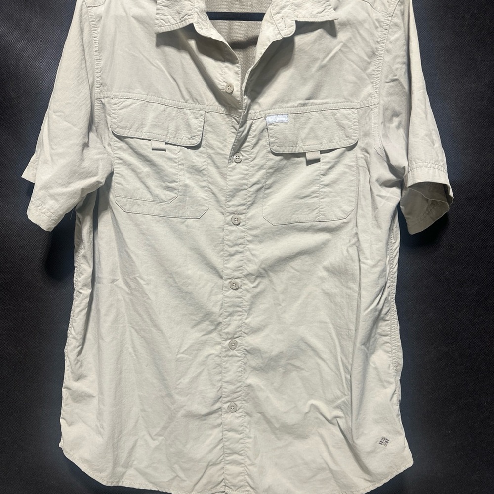 Columbia Omni Shade Beige Short Sleeve Button Down Fishing Shirt Mens Size L